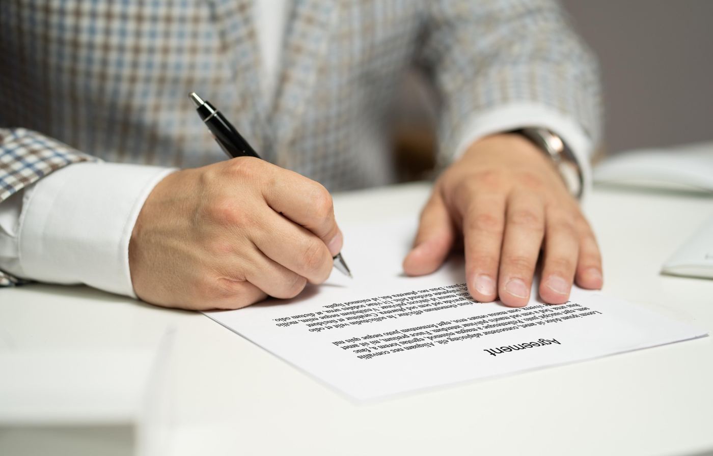 Kontrola zmlúv – finančný poradca Levice